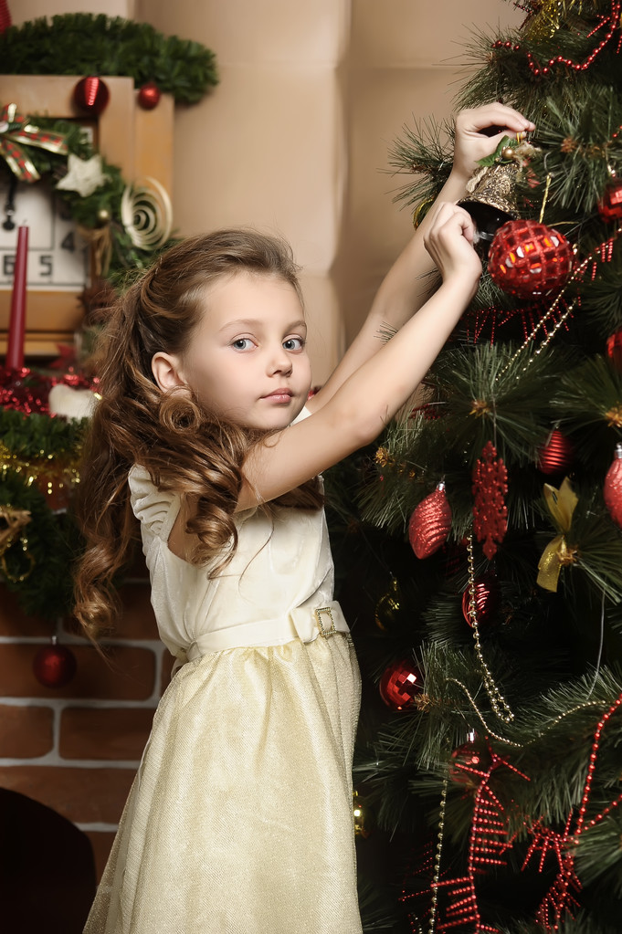 Ragazza decora l'albero di Natale - Foto, immagini