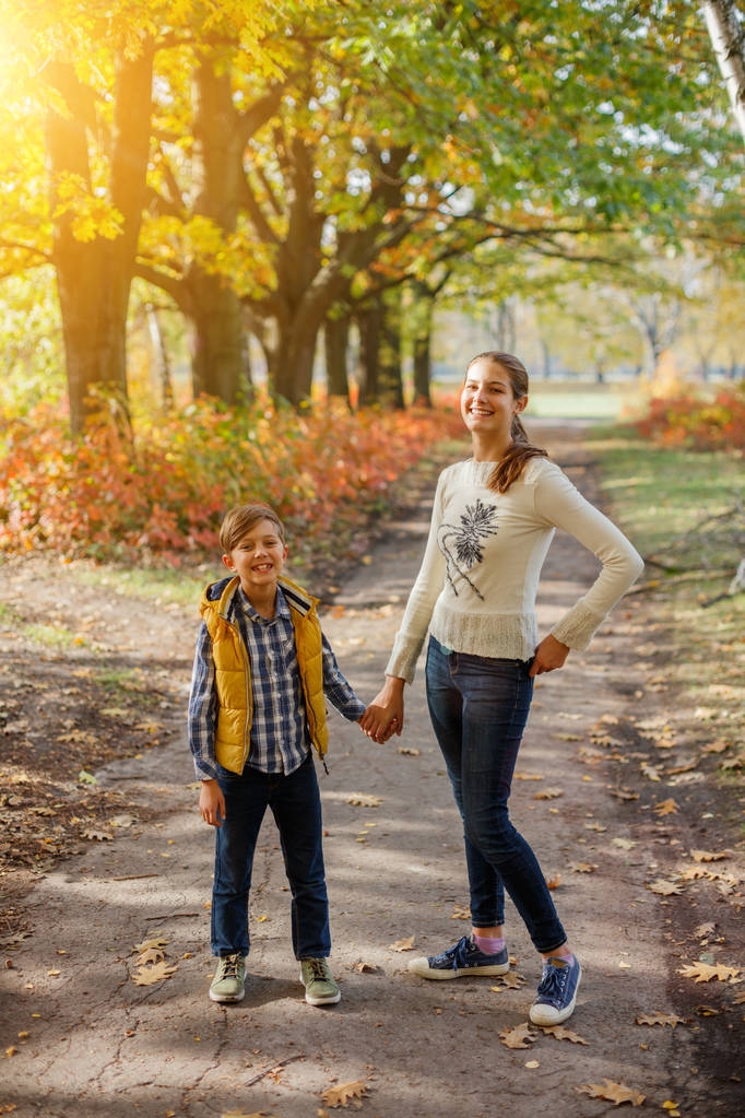 Onnelliset lapset hauskaa syksyllä puistossa
 - Valokuva, kuva