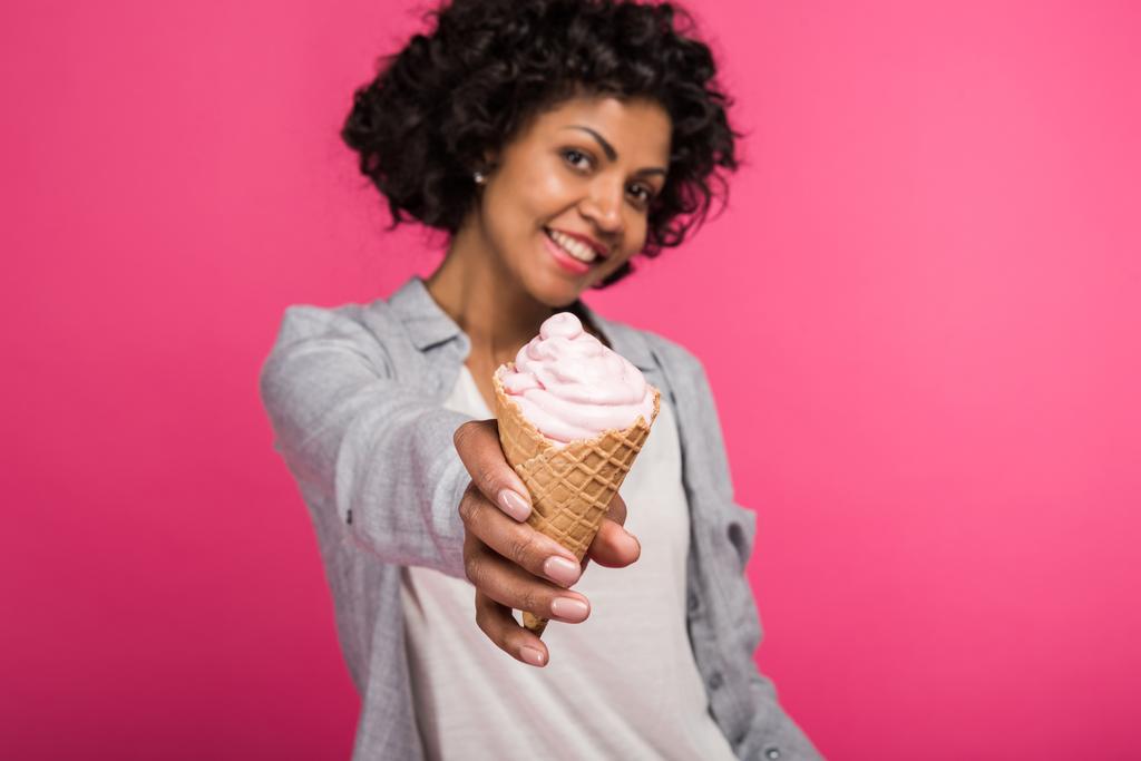 femme montrant crème glacée à la caméra
 - Photo, image