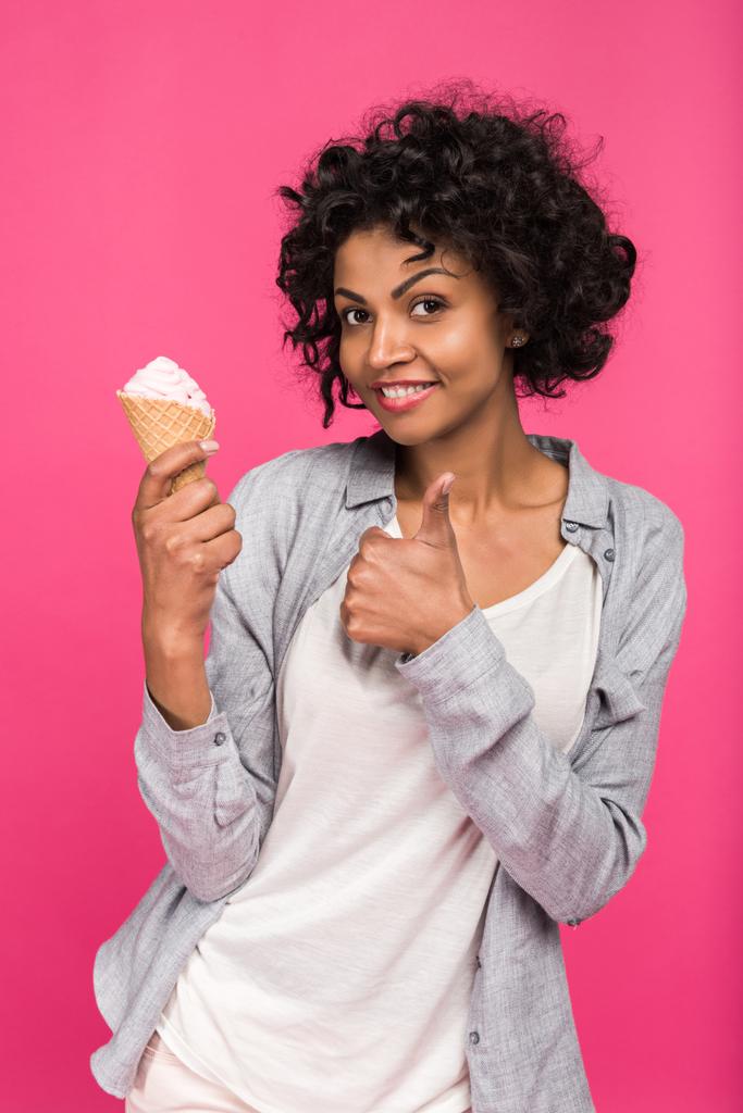 Tyttö osoittaa peukalo jopa jäätelöä
 - Valokuva, kuva