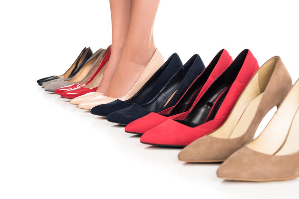 mulher e sapatos na moda arranjados
 - Foto, Imagem