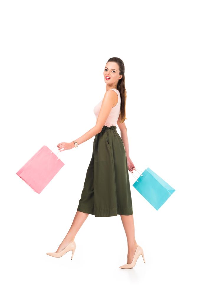 mujer caminando con bolsas de compras en las manos
 - Foto, Imagen