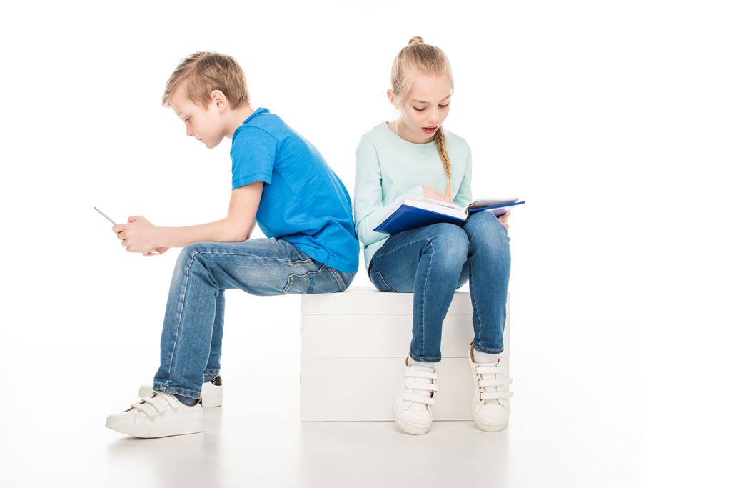enfants avec livre et tablette numérique
 - Photo, image