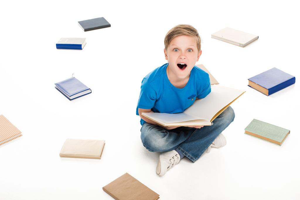 Маленький мальчик с книгами
 - Фото, изображение