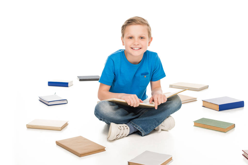 Niño pequeño con libros
 - Foto, imagen