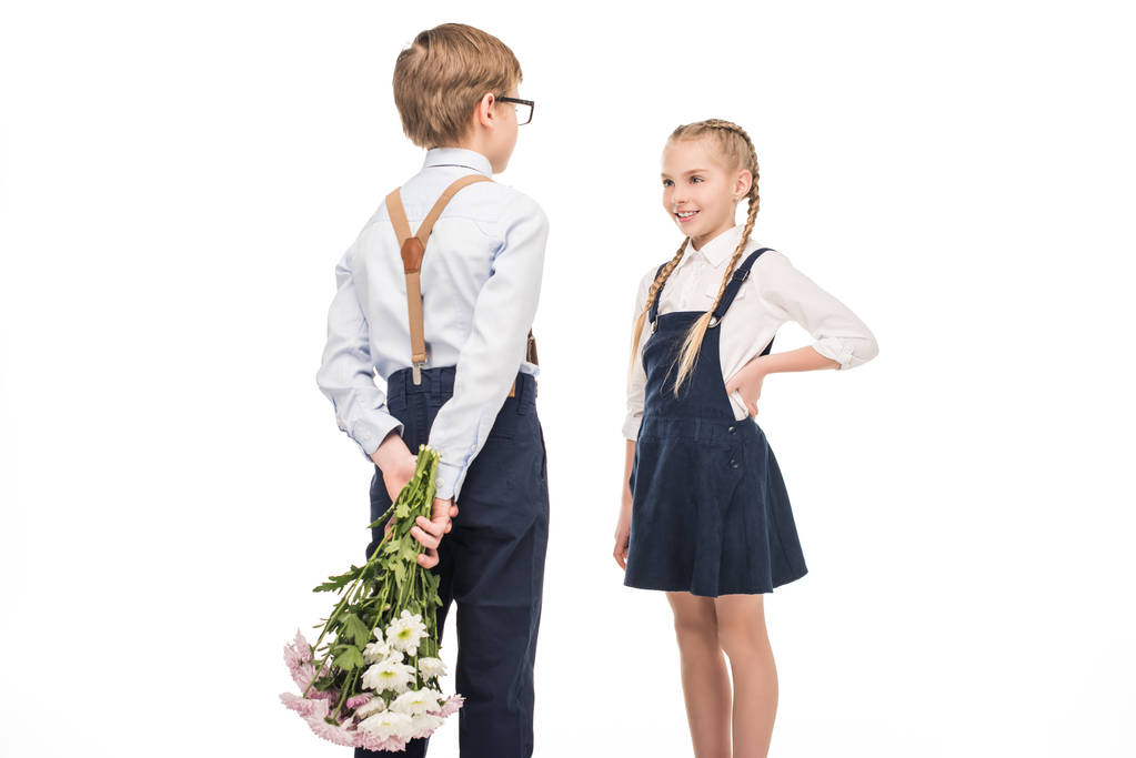 Junge überreicht Mädchen Blumen - Foto, Bild