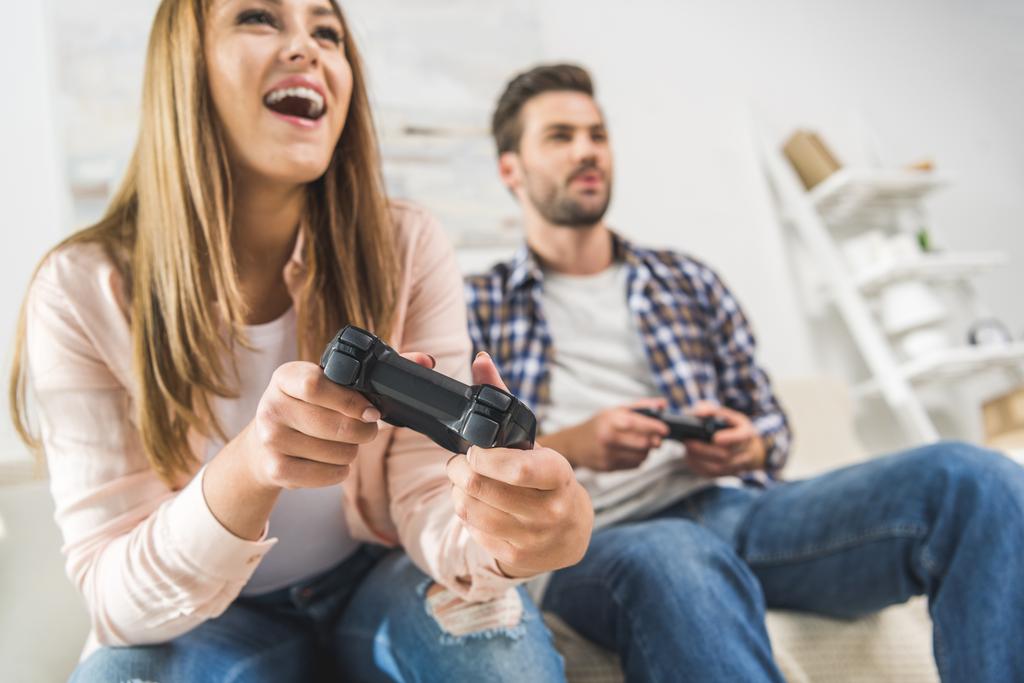 couple jouer à des jeux vidéo avec des manettes de jeu
 - Photo, image