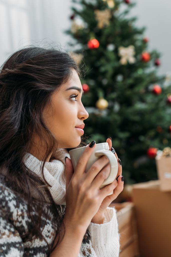 femme avec tasse de boisson chaude à Noël
 - Photo, image
