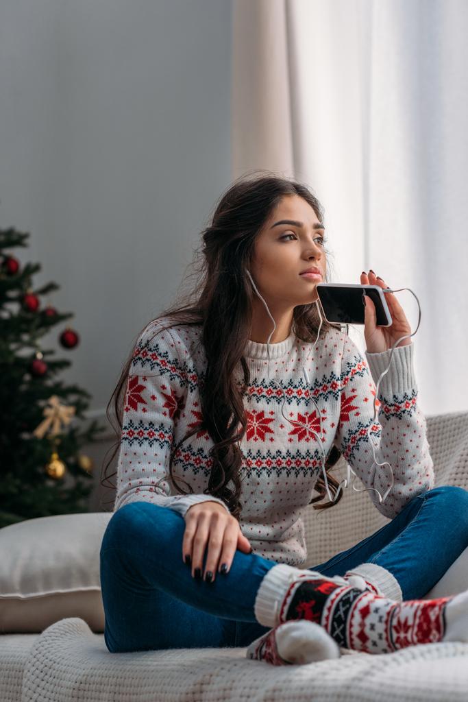 femme écouter de la musique dans les écouteurs sur Noël
 - Photo, image