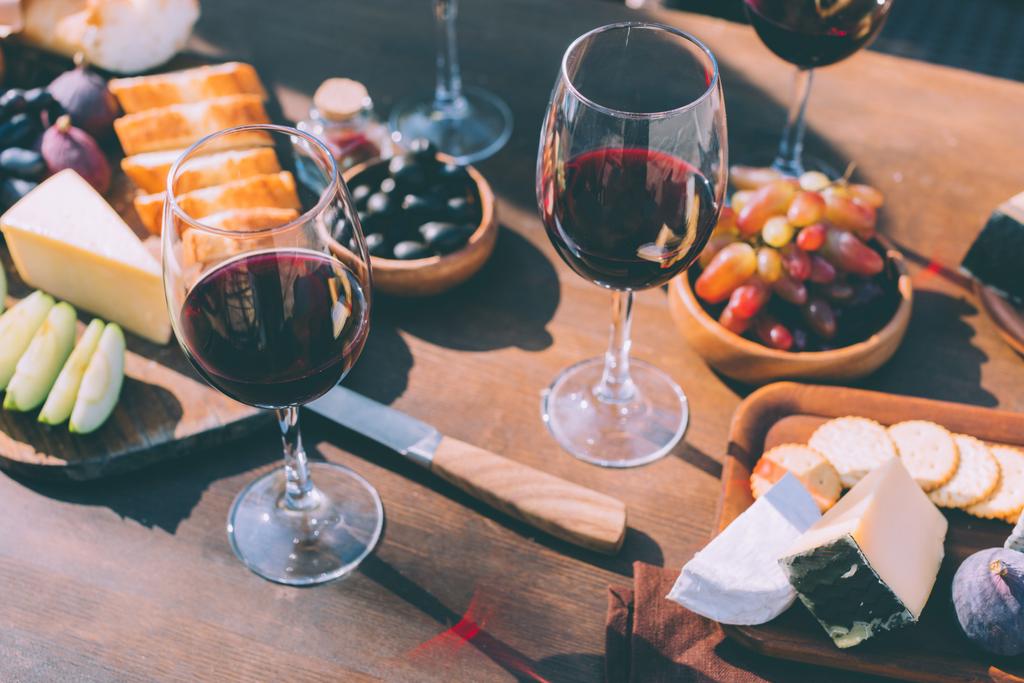 rode wijn met diverse hapjes - Foto, afbeelding