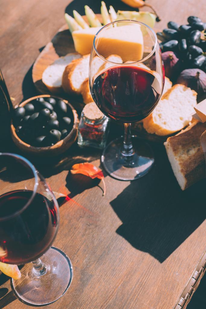 kırmızı şarap çeşitli atıştırmalıklar ile - Fotoğraf, Görsel