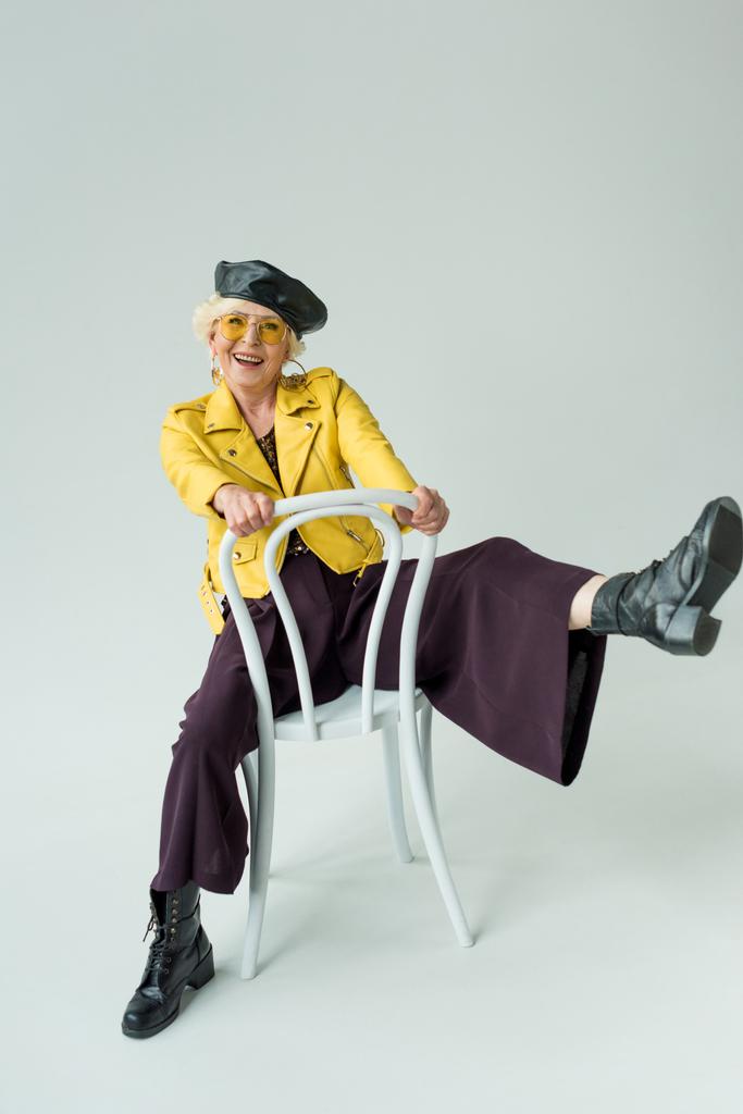 mosolyogva divatos idősebb nő   - Fotó, kép