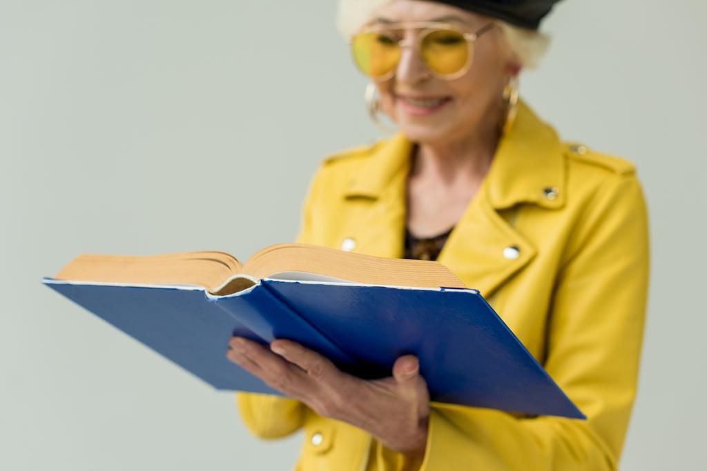 Mujer mayor leyendo libro
 - Foto, Imagen