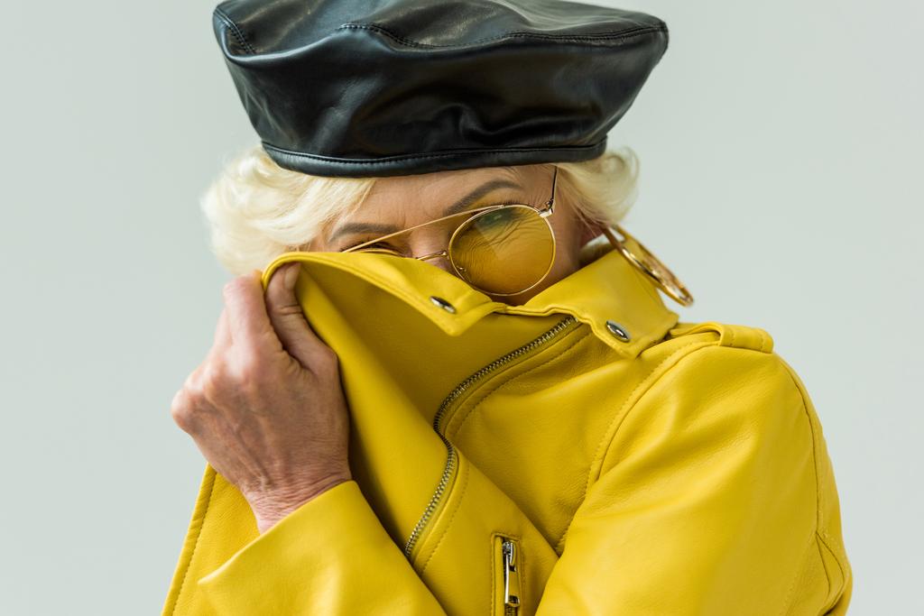 mujer mayor en chaqueta de cuero amarillo
  - Foto, Imagen