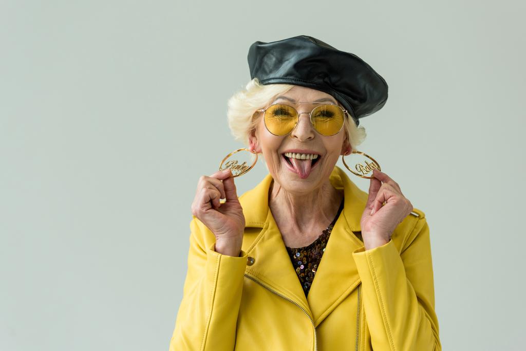 stijlvolle senior vrouw in oorbellen - Foto, afbeelding