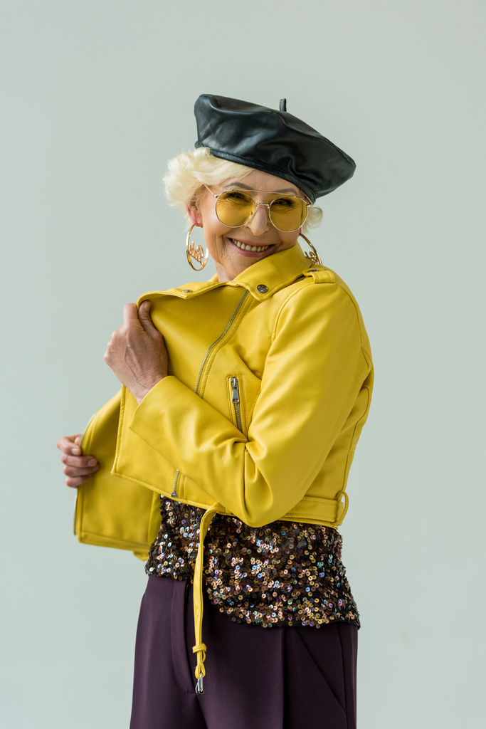 стильная пожилая женщина с цветами
 - Фото, изображение