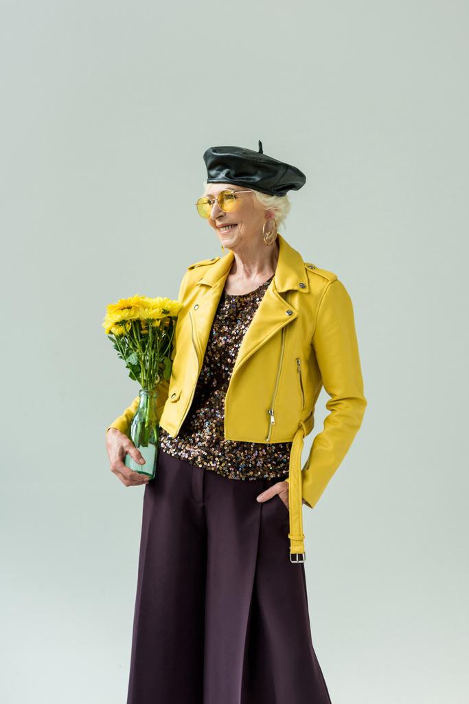 élégante femme âgée avec des fleurs
 - Photo, image