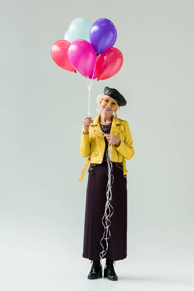 mulher idosa com balões coloridos
 - Foto, Imagem