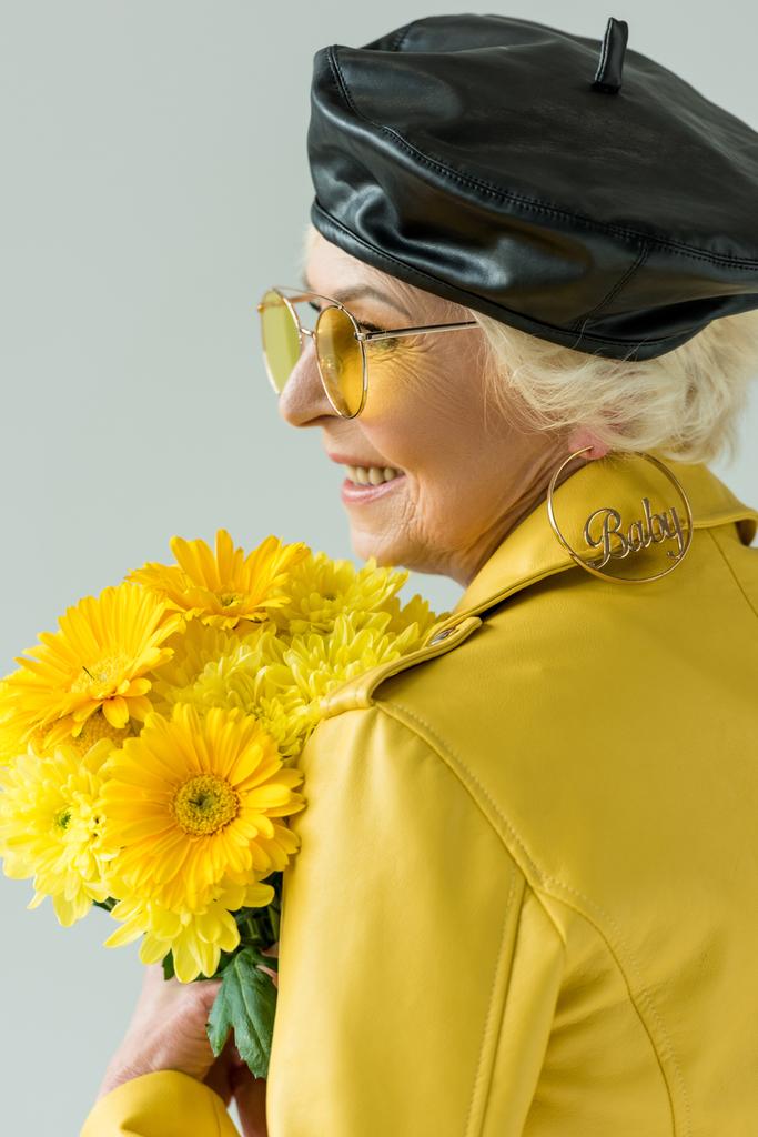 Senior kobieta z bukietem kwiatów żółty - Zdjęcie, obraz