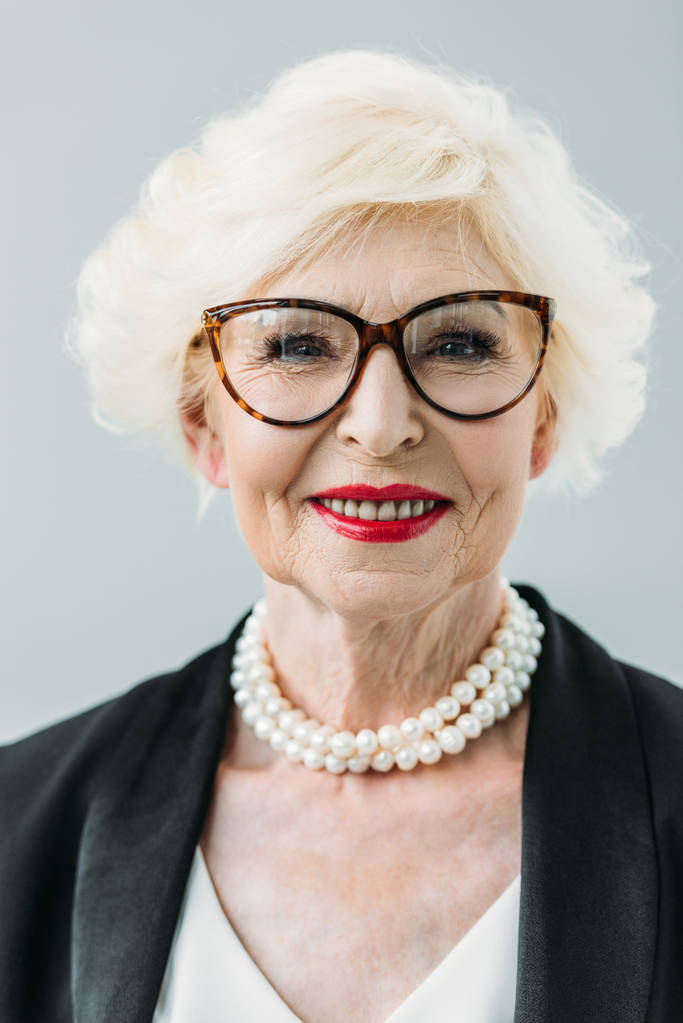 Senior senhora com colar de pérolas
 - Foto, Imagem
