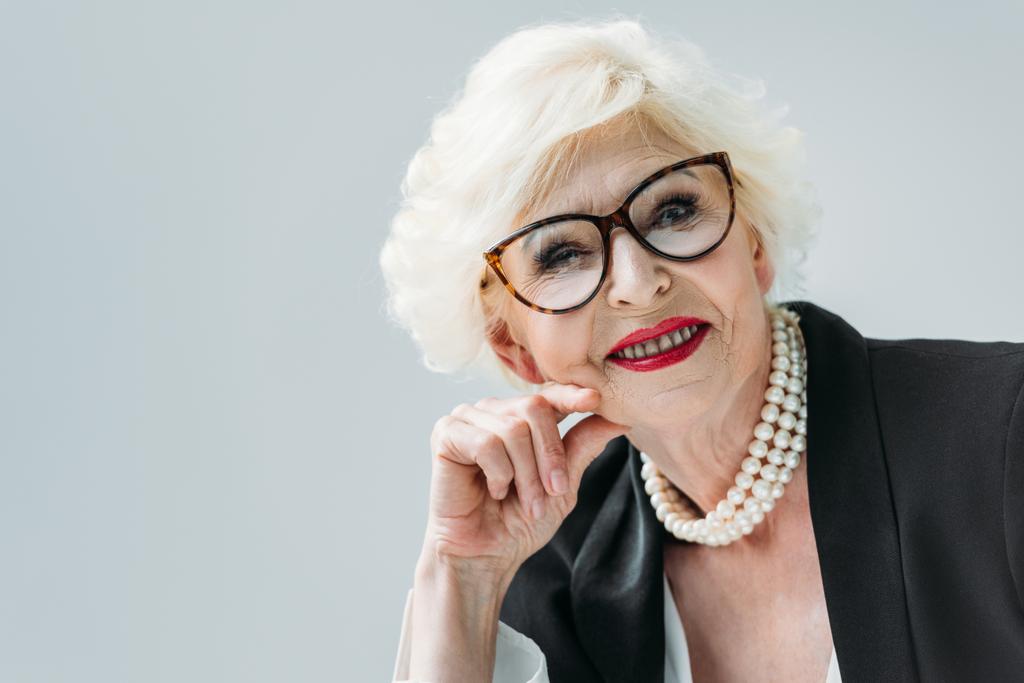 Senior dame met parel ketting - Foto, afbeelding