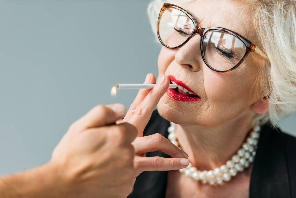senior femme fumant cigarette - Photo, image