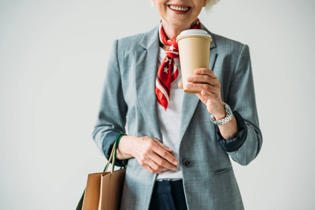 Женщина с пакетами и кофе
 - Фото, изображение