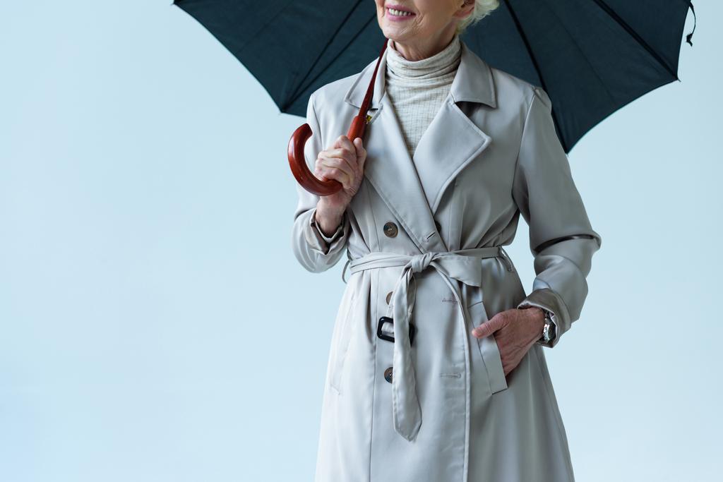 Κυρία στην καμπαρντίνα κρατώντας ομπρέλα - Φωτογραφία, εικόνα