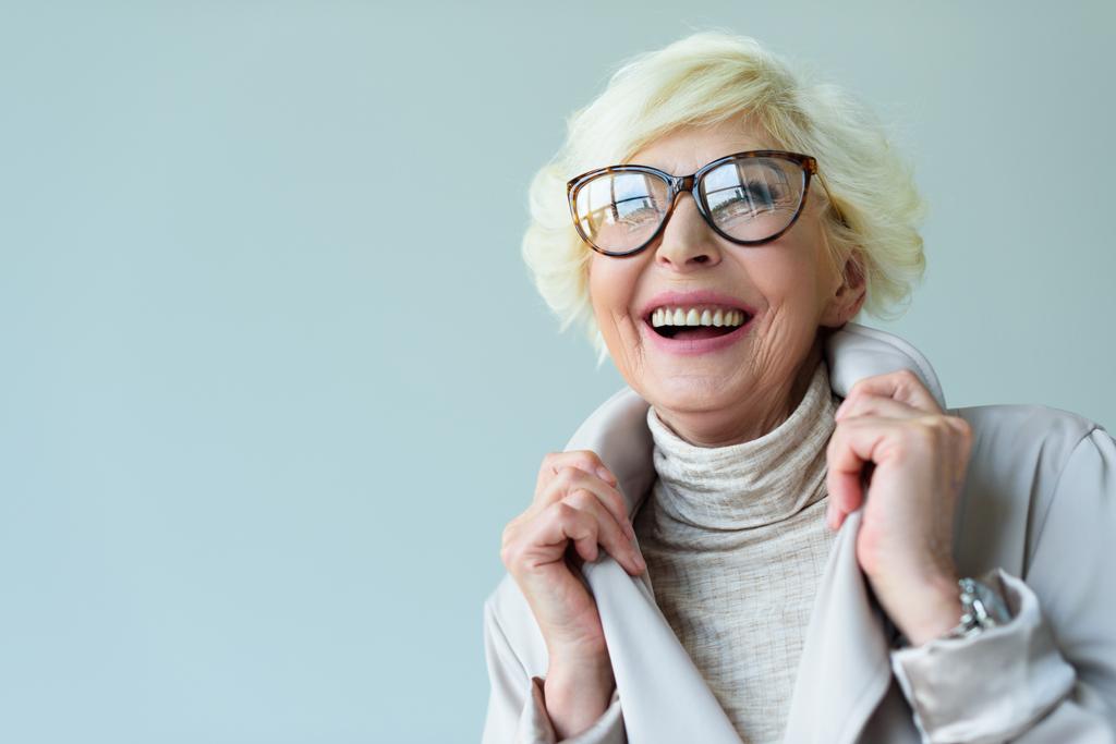 idősebb hölgy a szemüvegek - Fotó, kép