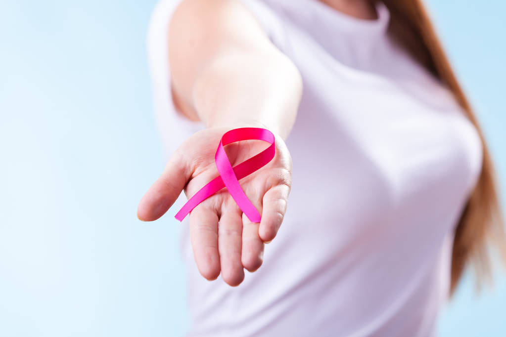 Donna con nastro consapevolezza cancro al seno a portata di mano
 - Foto, immagini