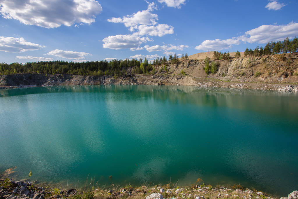 Miniera di cava di lino fossile amianto open pit con lago d'acqua blu
 - Foto, immagini