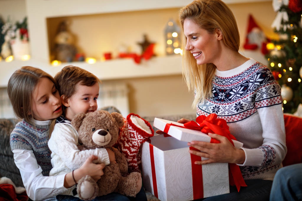 Enfants joyeux à la recherche de cadeaux de Noël
 - Photo, image
