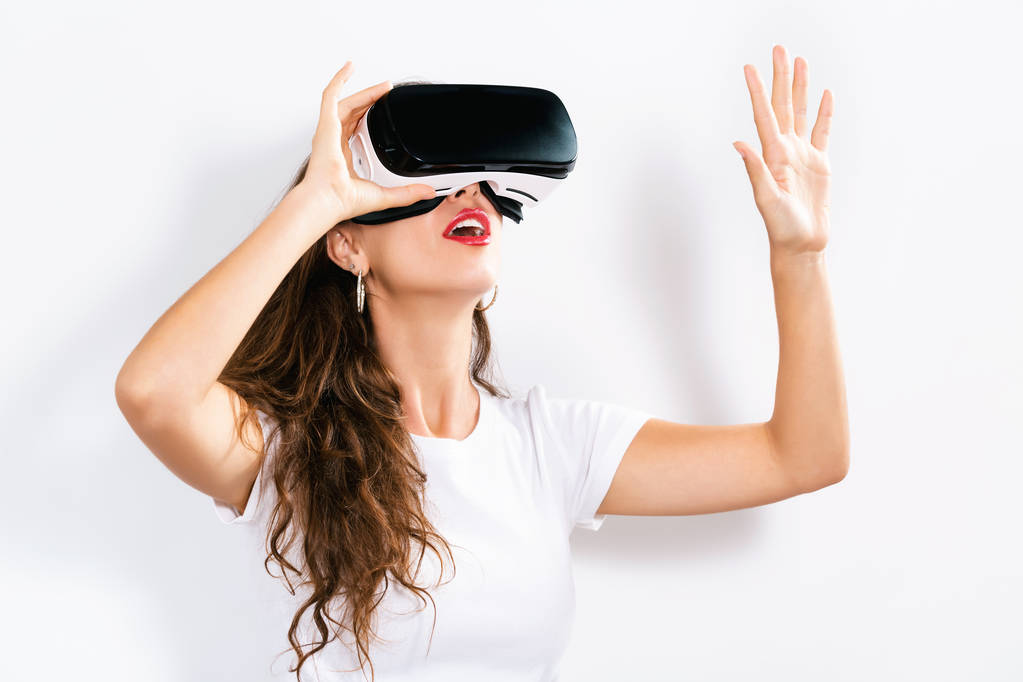 jonge vrouw met behulp van virtual reality headset - Foto, afbeelding