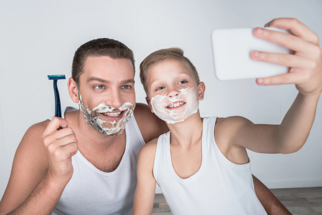 Pai e Filho Barbear Juntos
 - Foto, Imagem