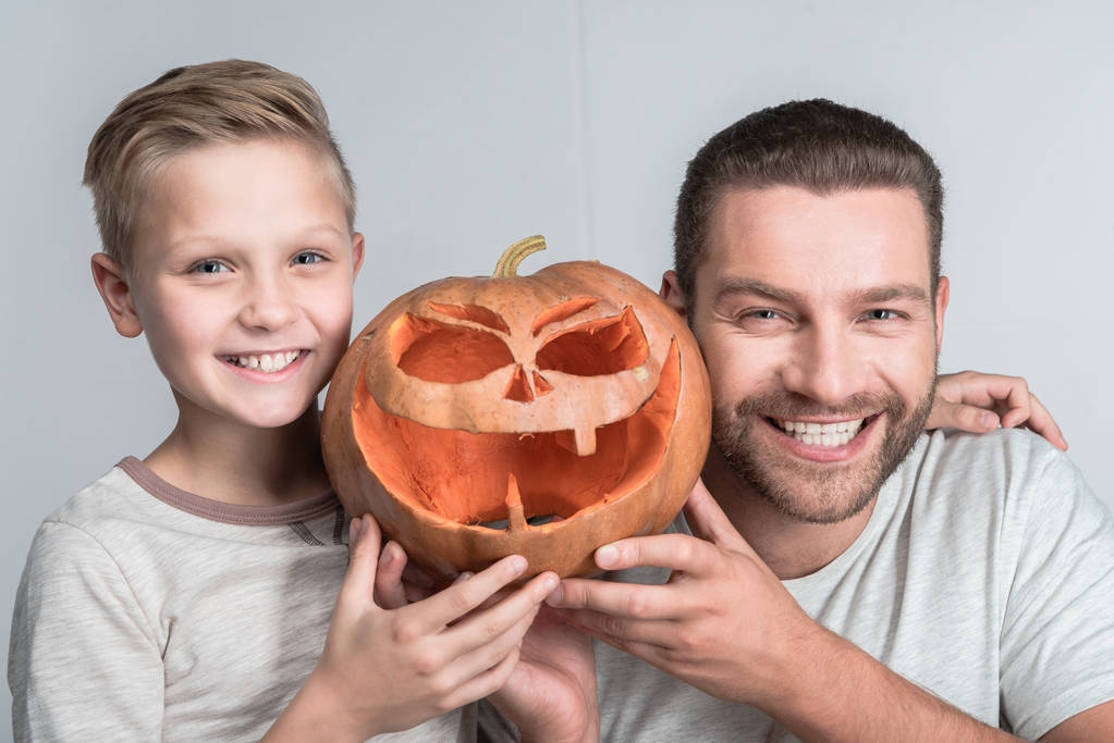 père et fils avec citrouille halloween
 - Photo, image