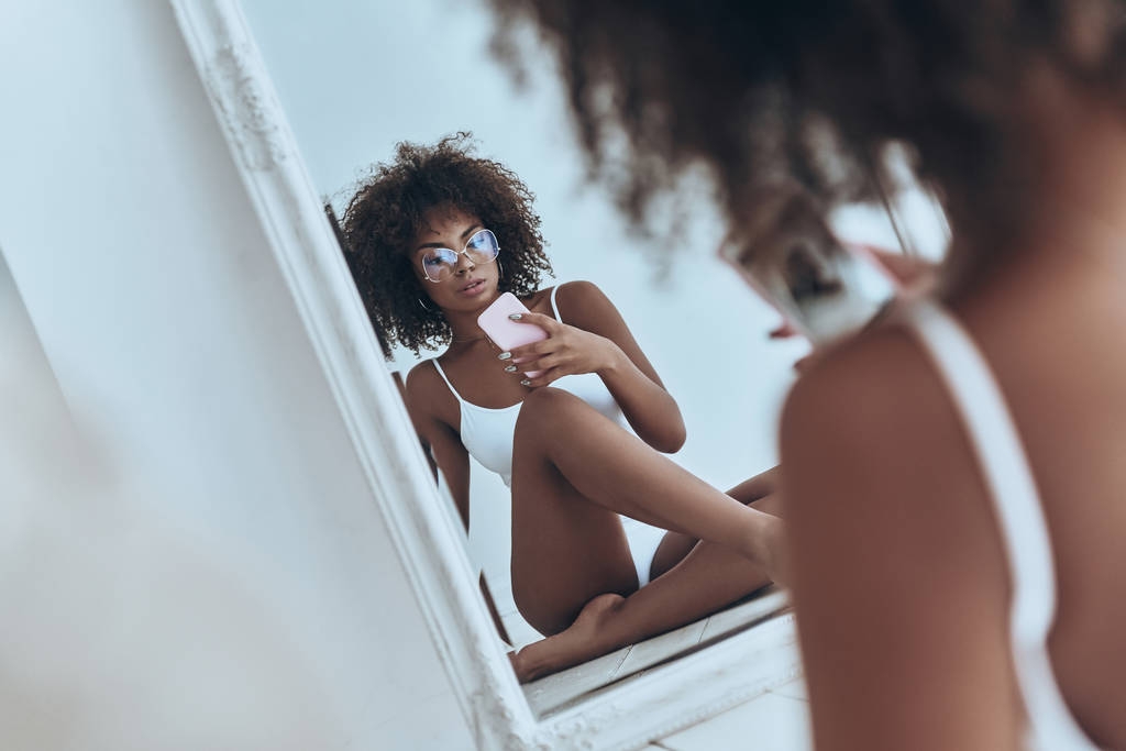 Afrikanerin macht Selfie im Spiegel - Foto, Bild