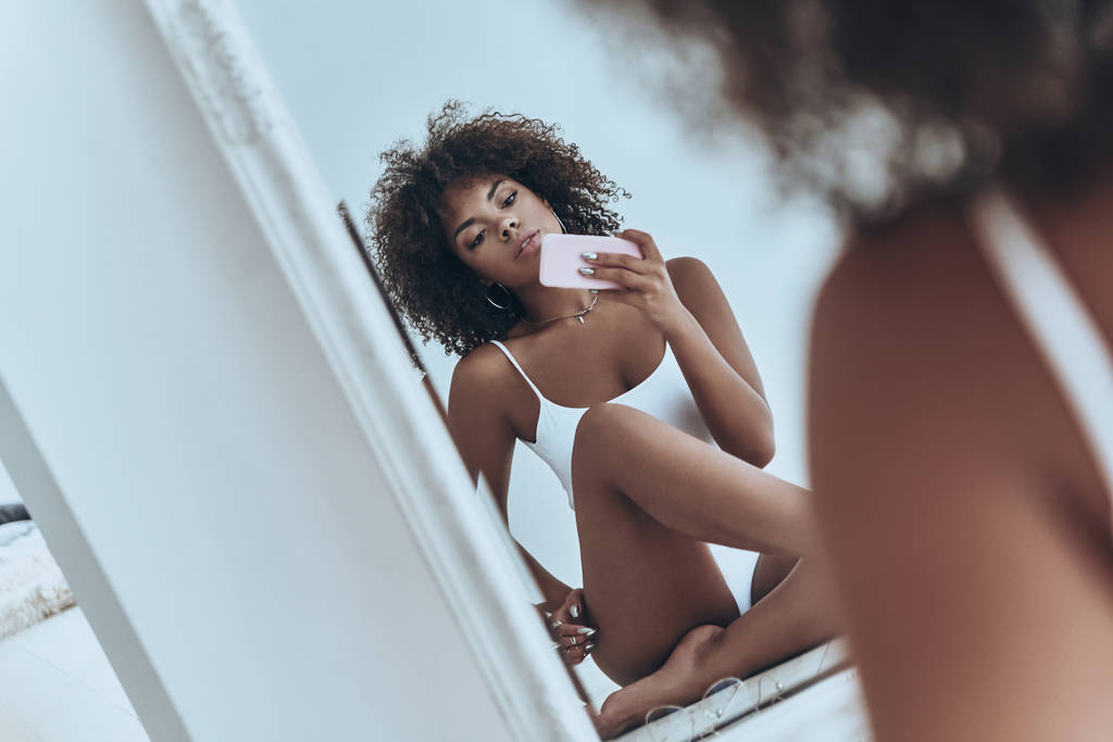 アフリカ女性の鏡で selfie を取って - 写真・画像
