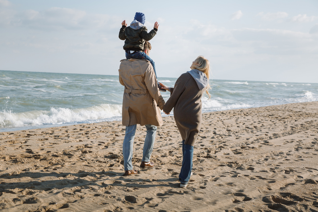 genitori con figlio in riva al mare
 - Foto, immagini