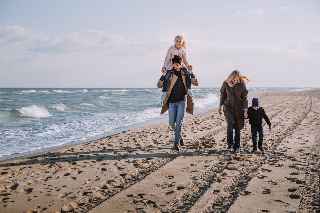 familia feliz en la orilla del mar
 - Foto, imagen