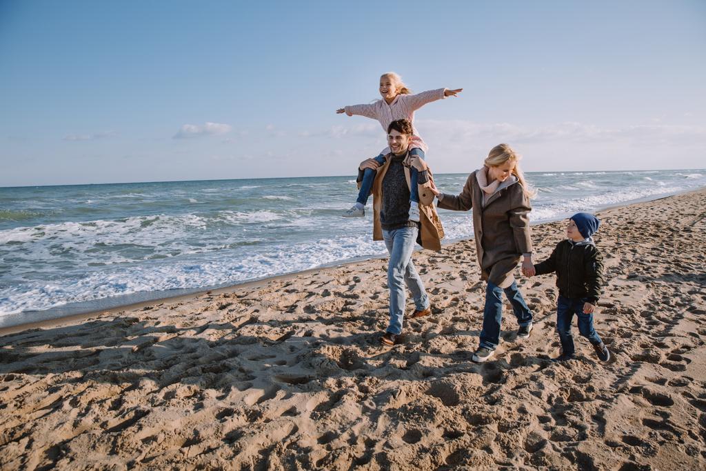 familia en la orilla del mar en otoño
 - Foto, Imagen