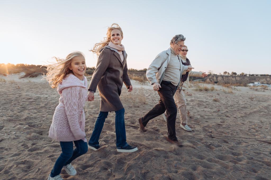 wielopokoleniowej rodzinie spaceru na plaży - Zdjęcie, obraz