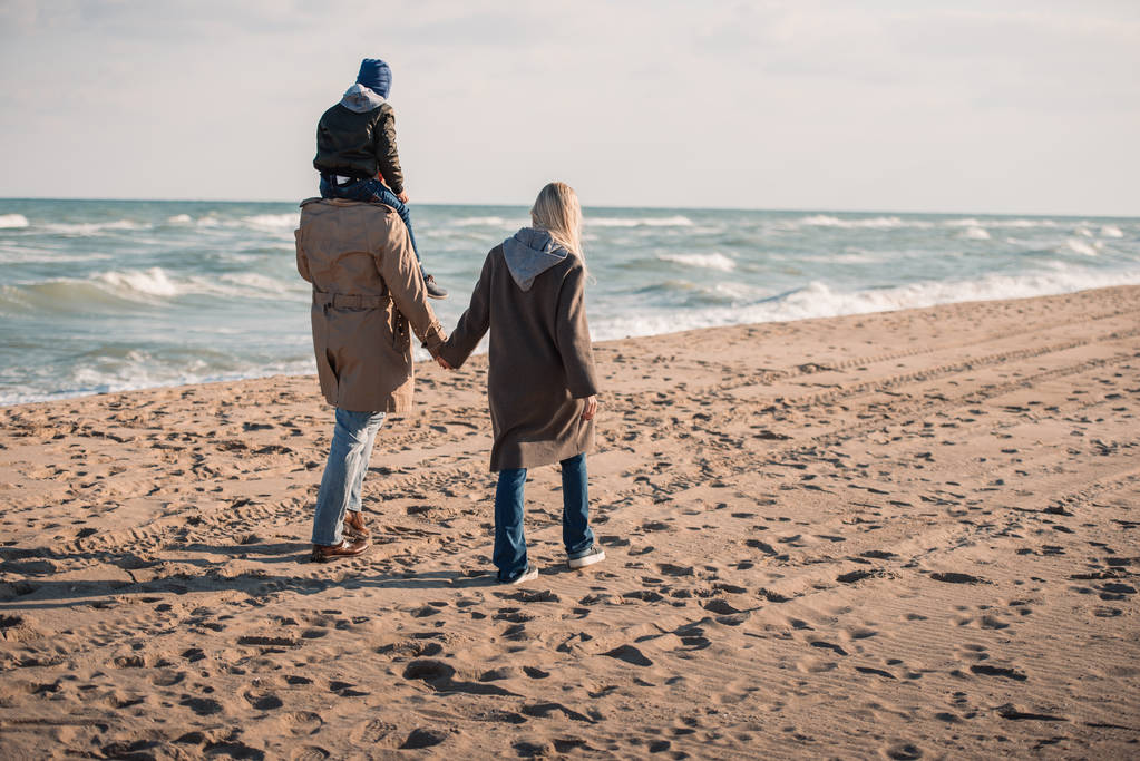 familia caminando en la orilla del mar en otoño
 - Foto, Imagen