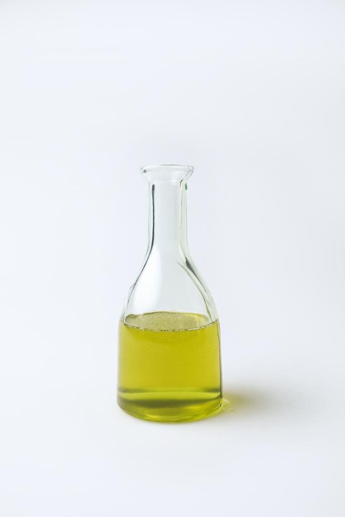 Lasi läpinäkyvä pullo oliiviöljyä
 - Valokuva, kuva