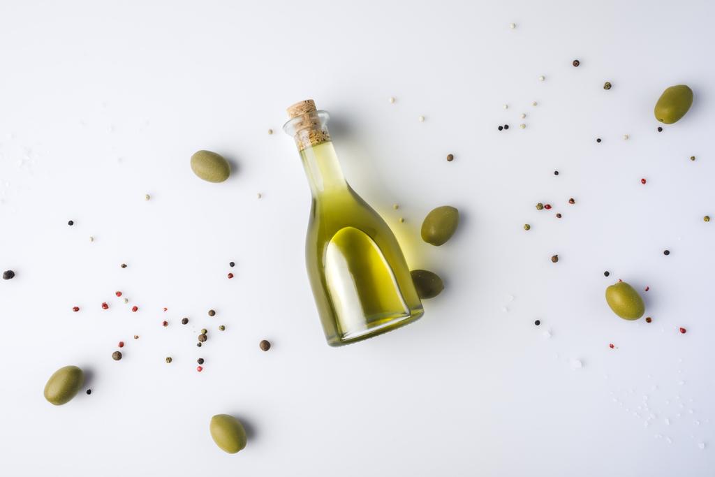 oliiviöljypullo korkilla ja oliiveilla
 - Valokuva, kuva