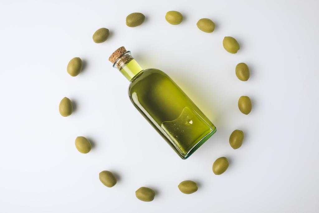 glazen flesje met olijfolie  - Foto, afbeelding