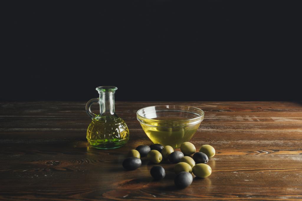 Скляна пляшка і миска з оливковою олією
  - Фото, зображення