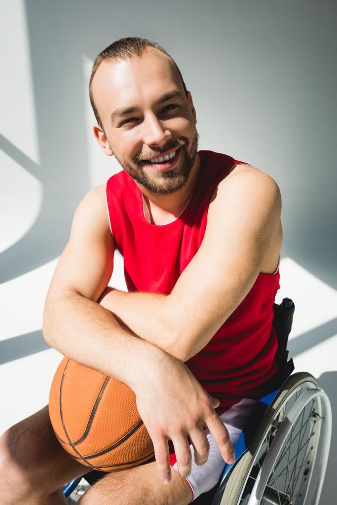 Hadicapped sportoló gazdaság kosárlabda - Fotó, kép