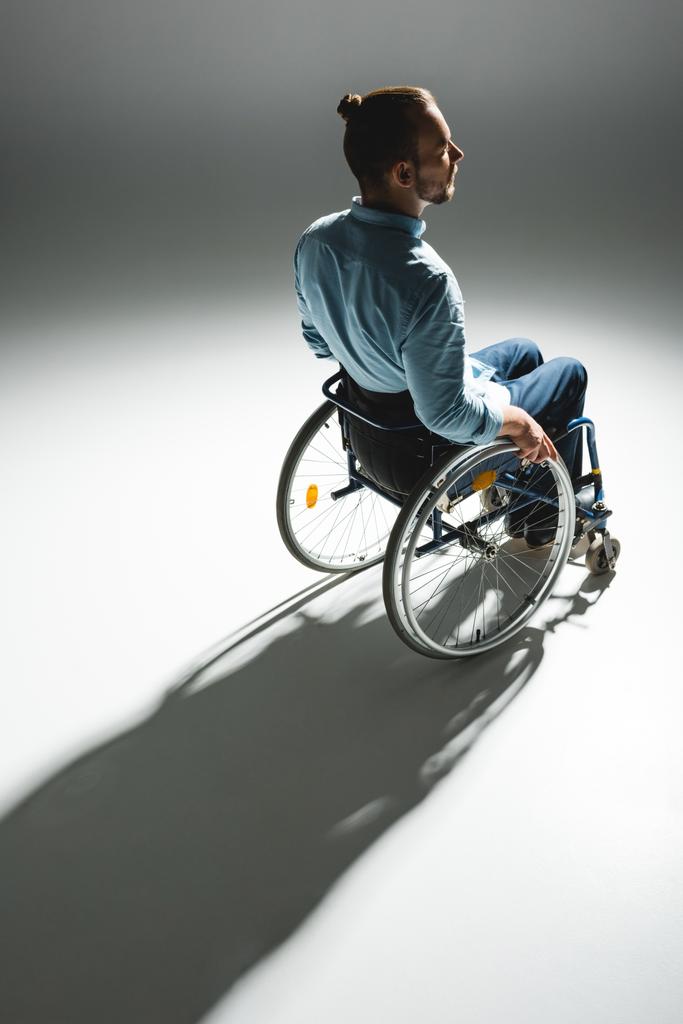 młody człowiek na wózku inwalidzkim - Zdjęcie, obraz