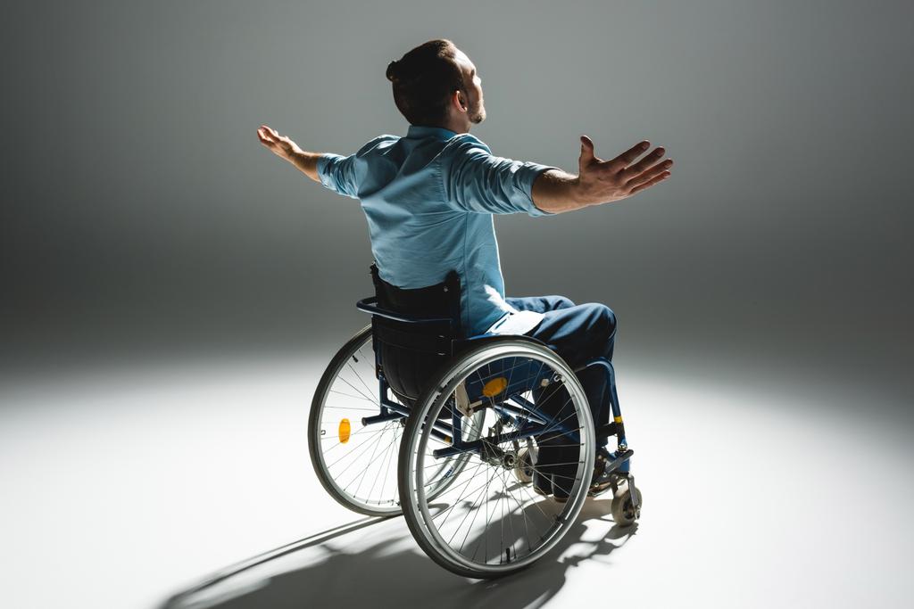 Behinderter posiert mit ausgebreiteten Armen - Foto, Bild
