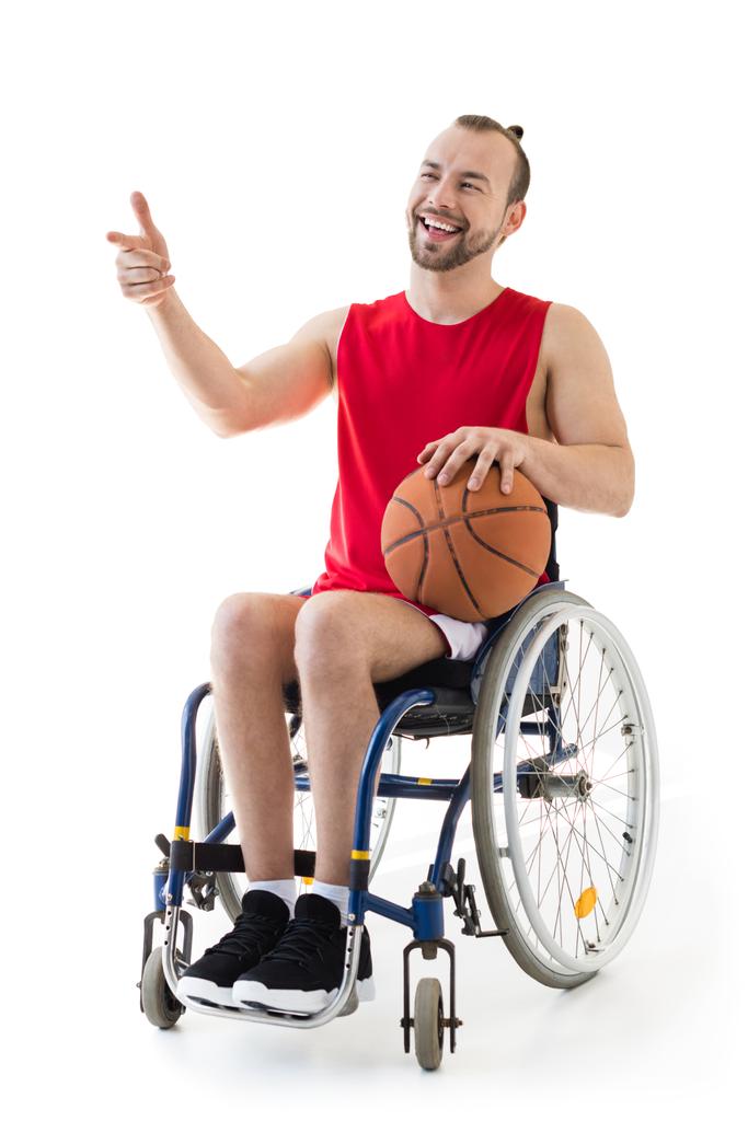 Handicap sportman die houden van basketbal bal - Foto, afbeelding